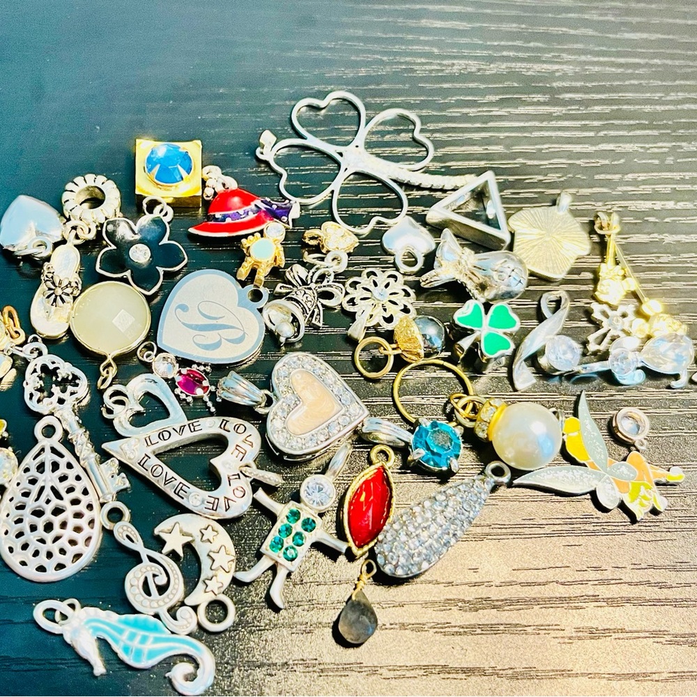 Pendants and trinkets lot